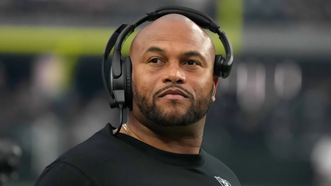 “Antonio Pierce asume el desafío de devolver el brillo a los Raiders de Las Vegas”