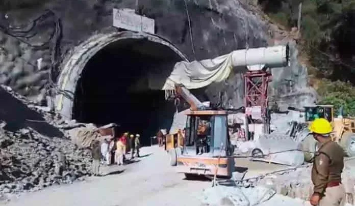 India: Más de 30 obreros atrapados por derrumbe de un túnel 