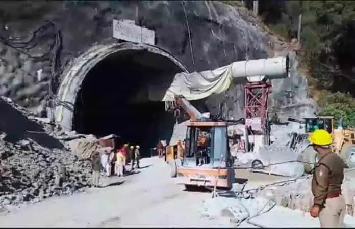 India: Más de 30 obreros atrapados por derrumbe de un túnel 