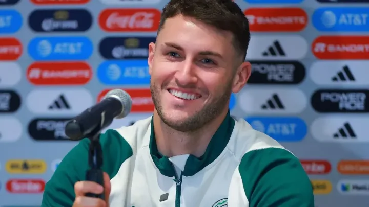 Santiago Giménez Advierte sobre la Importancia de la Humildad en la Selección Mexicana