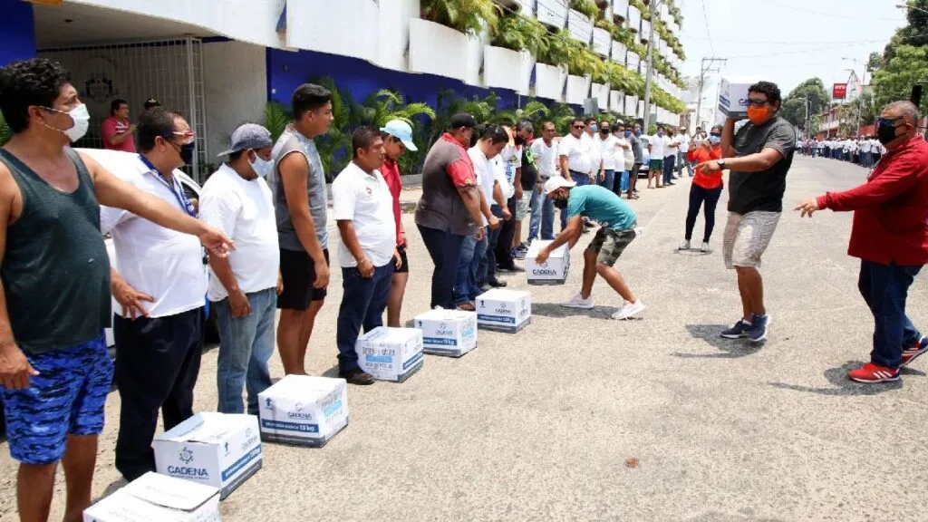 Inicia entrega de apoyos económicos a damnificados de Otis para limpieza de hogares