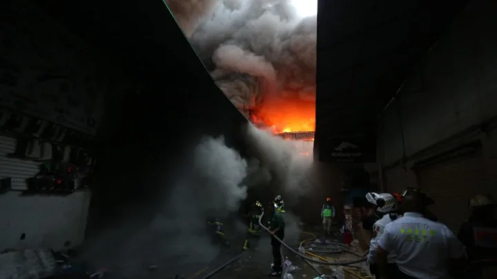 Controlan hasta el 90% del incendio en la bodega de zapatos de CDMX e investigan las causas