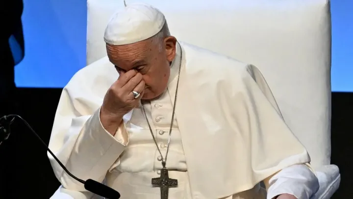  “Papa Francisco Recibe Tratamiento Médico y Ajusta su Agenda debido a Inflamación Pulmonar”