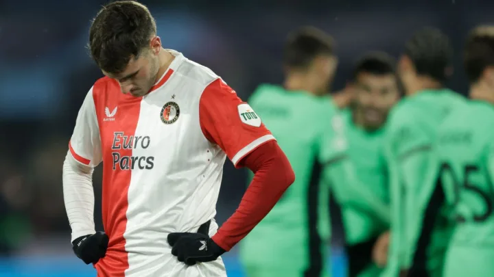 “DT del Feyenoord, Duro con Santiago Giménez: ‘Todavía Necesita Mejorar y Crecer'”