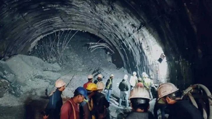 Más de 30 obreros atrapados por derrumbe de un túnel en India