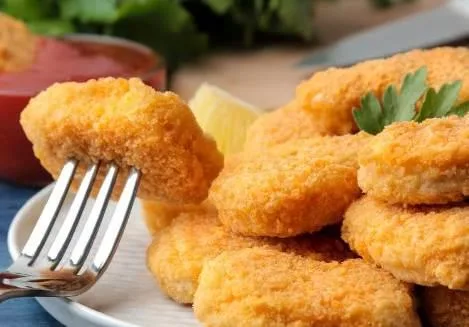 Retiran nuggets de pollo en EU tras hallar metal