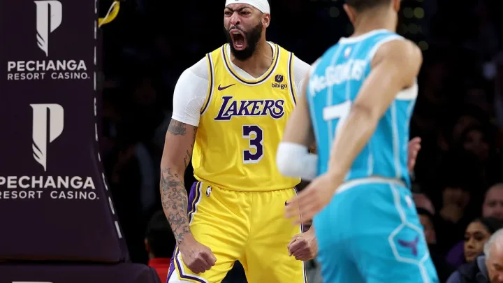 “Los Lakers Resurgen con una Victoria Convincente sobre los Hornets”