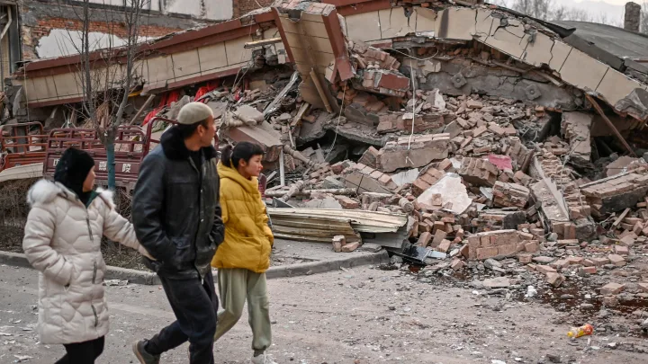 “Terremoto de Magnitud 6.2 en China Deja 131 Fallecidos y Más de 700 Heridos”