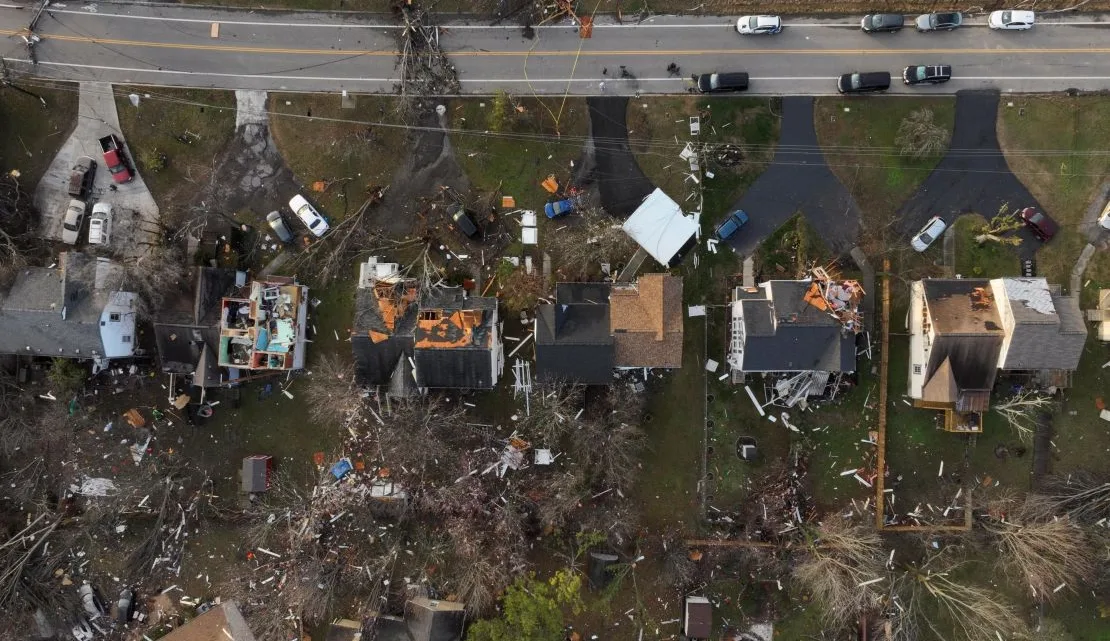 “Tornado Devasta Tennessee: Miles Afectados y Daños Significativos”