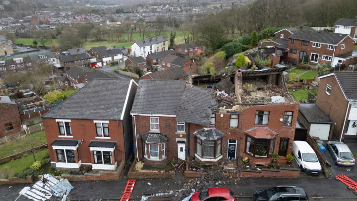 “Tornado Devasta Viviendas Cerca de Mánchester: Impacto de la Tormenta Gerrit”