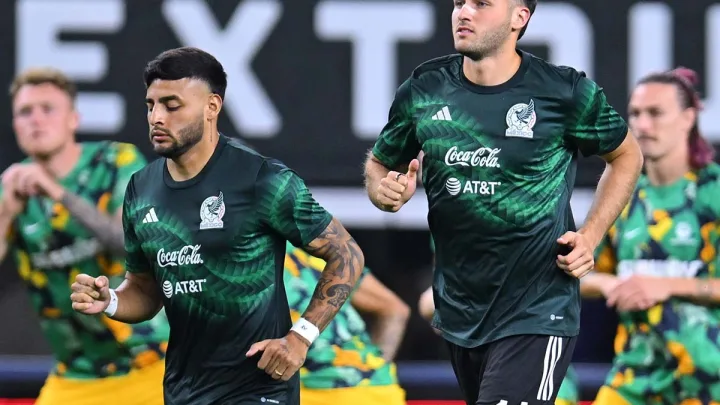 “Santiago Giménez Anuncia Negociaciones para Llevar a Alexis Vega a Cruz Azul”