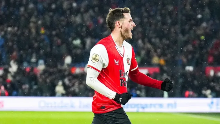 “Santiago Giménez da la Victoria al Feyenoord e Impone Récord en la Eredivisie”