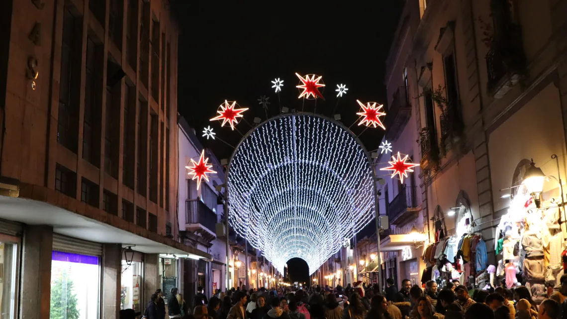 Alumbra iluminación navideña el Centro Histórico
