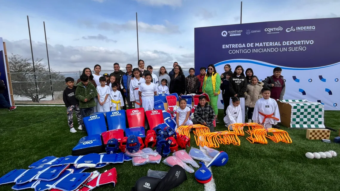 Entrega titular del INDEREQ infraestructura deportiva y equipo en Cadereyta