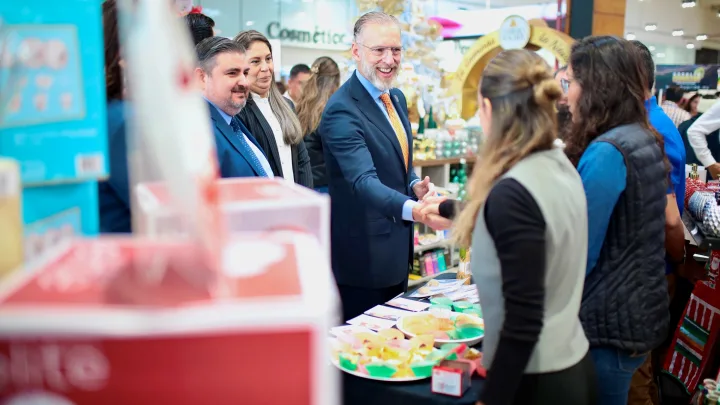 Inaugura titular de SEDESU Feria de Productos Queretanos en Chedraui