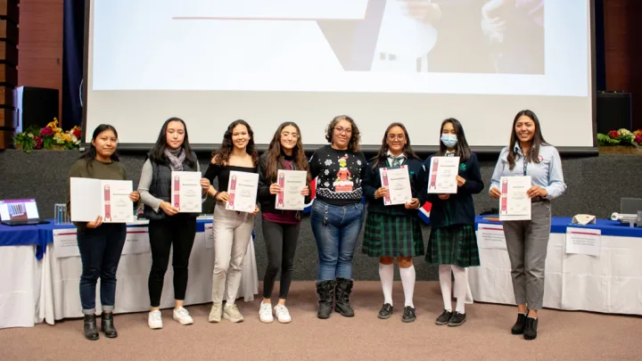 Alumnas de bachillerato colaboran en UPQ con proyectos STEM