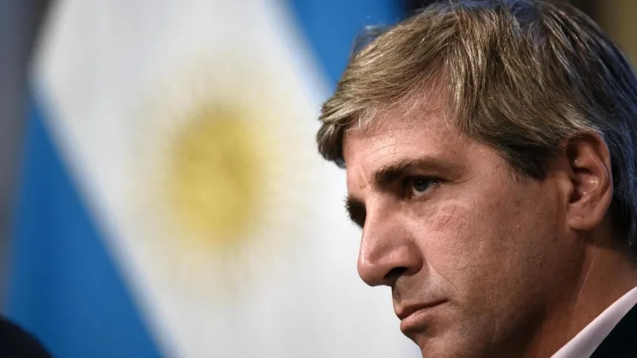  “Argentina devalúa su moneda 50%, buscan salir de la crisis con medidas económicas audaces”