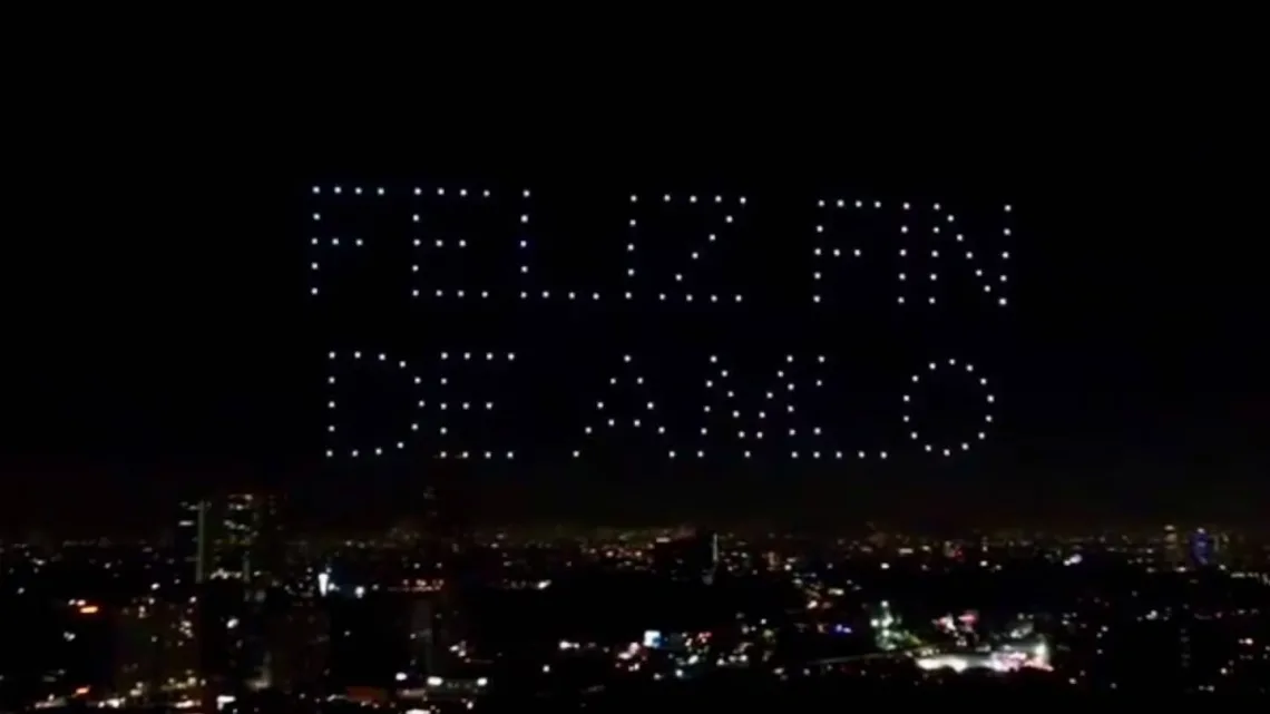 “Xóchitl Gálvez Lanza un Mensaje Controvertido con Drones: ‘Feliz Fin de AMLO'”