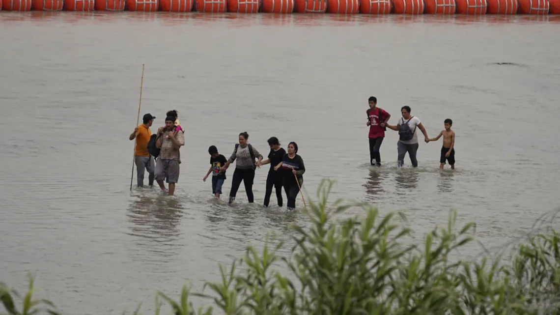 “Texas Aprueba Ley Drástica para Detener Inmigrantes: Desafío a la Autoridad Federal”