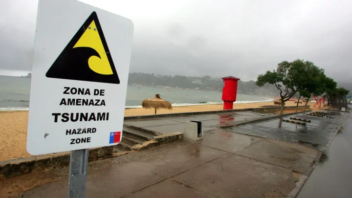 “Alerta de Tsunami en Filipinas: Poblaciones Costeras en Riesgo”