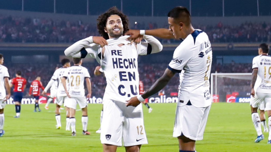 “Chino Huerta Celebra Cumpleaños a lo ‘Jimmy’ Lozano y Anota Dos Goles en la Goleada de Pumas sobre Chivas”
