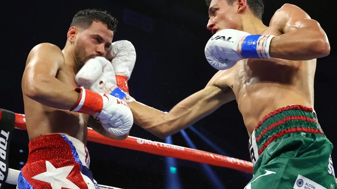 Rafael Espinoza Conquista el Título Mundial de Peso Pluma de la OMB al Derrotar al Cubano Robeisy Ramírez