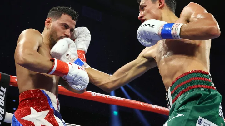 Rafael Espinoza Conquista el Título Mundial de Peso Pluma de la OMB al Derrotar al Cubano Robeisy Ramírez