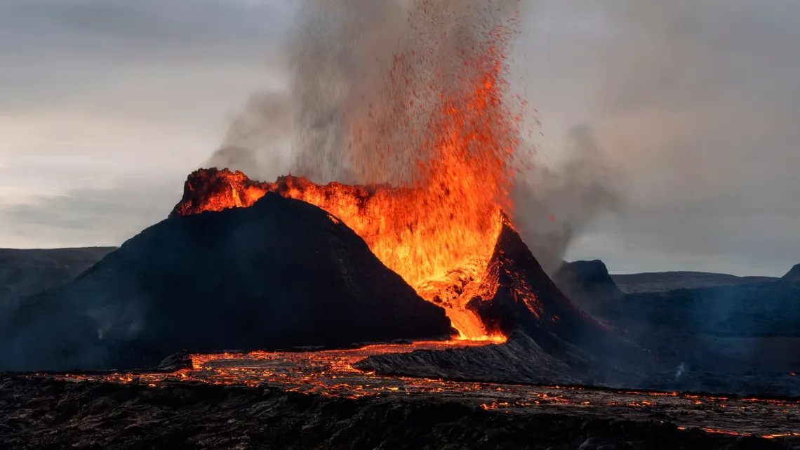 “Erupción Volcánica en Islandia Despierta a Grindavík: Alerta Máxima en la Península de Reykjanes”