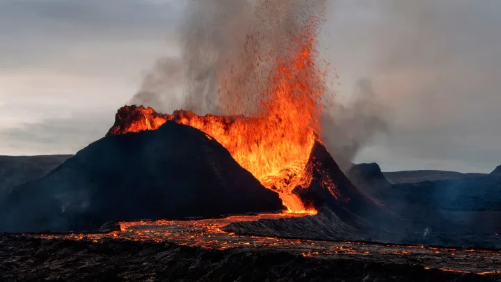 “Erupción Volcánica en Islandia Despierta a Grindavík: Alerta Máxima en la Península de Reykjanes”