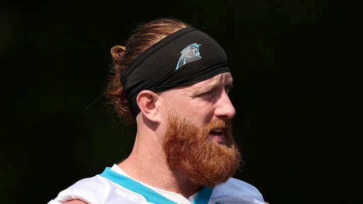  “Hayden Hurst de los Carolina Panthers Diagnosticado con Amnesia Postraumática”   