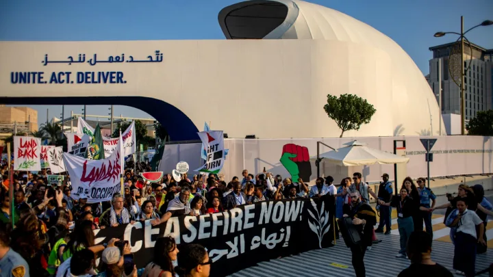 “Multitudinaria Marcha en la COP28 Exige Alto al Fuego en Gaza y Fin de los Combustibles Fósiles”