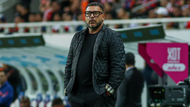 “Antonio Mohamed Reconoce Superioridad de Chivas y Promete Mejora para el Juego de Vuelta”