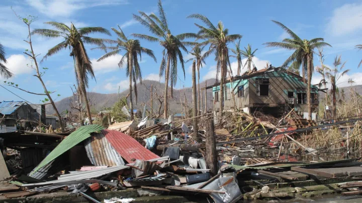 “Las Peores Catástrofes Climáticas de 2023: Costos Económicos y Humanos Revelados”