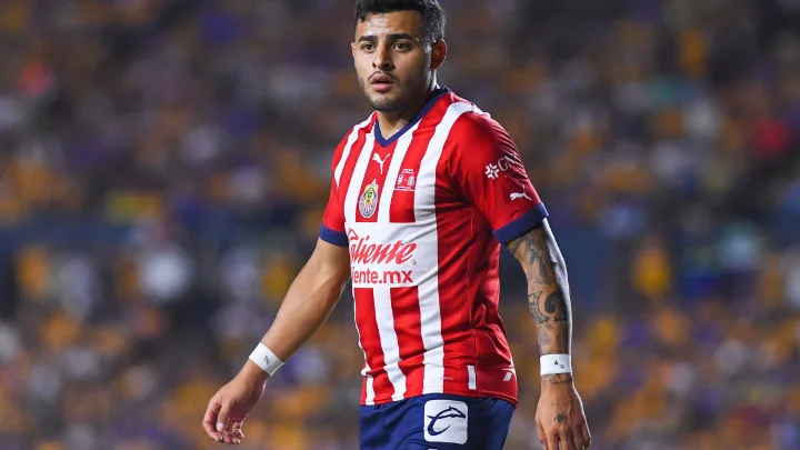 “Alexis Vega Podría Embarcar su Talento a Brasil: ¿Fin de su Etapa en Chivas?”