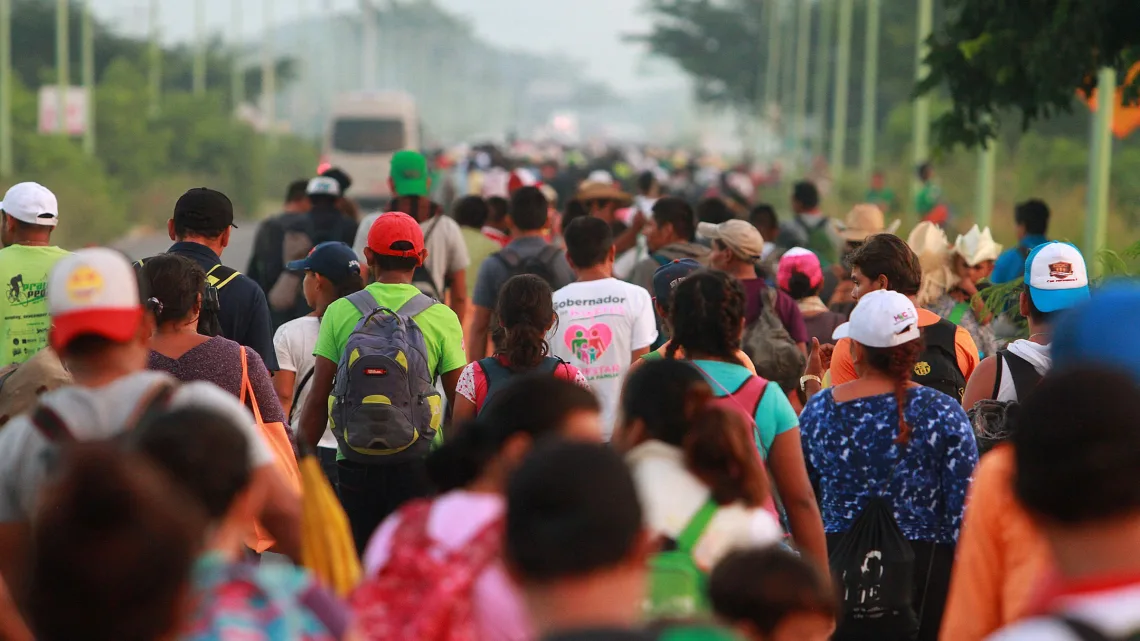 “López Obrador Acusa: Traficantes Organizan Caravanas Migrantes”