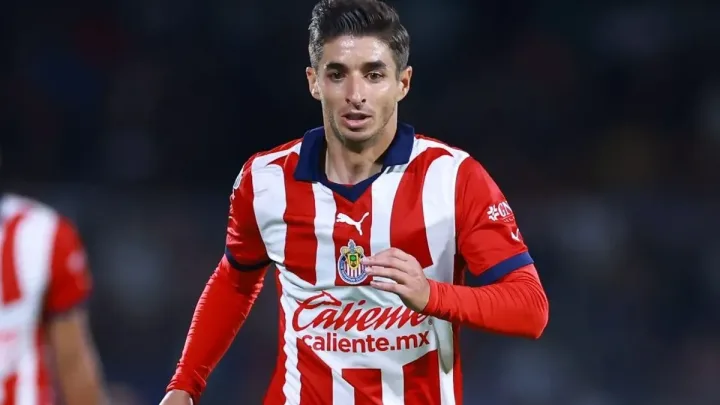 “Incógnitas en Chivas: Jugadores Clave Dejan entrever su Futuro”   