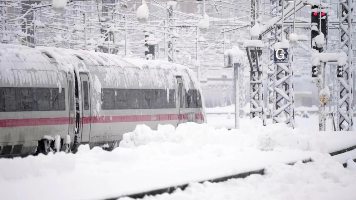 “Tormenta de Nieve Paraliza el Transporte y Eventos en Europa”