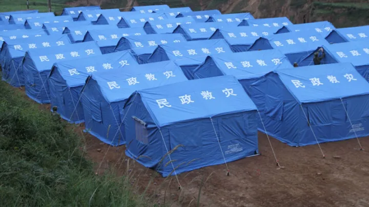  “Respuesta Rápida: Construyen Viviendas Provisionales para Sobrevivientes del Sismo en China”