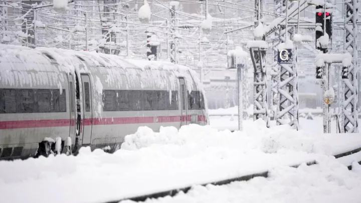 “Tormenta de Nieve Paraliza el Transporte y Eventos en Europa”