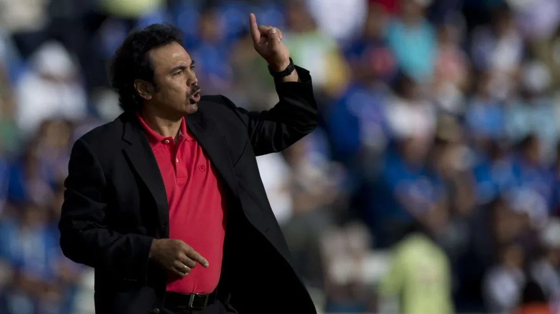 “Hugo Sánchez Manifiesta su Interés en Dirigir a Pumas Después de la Salida de Mohamed”