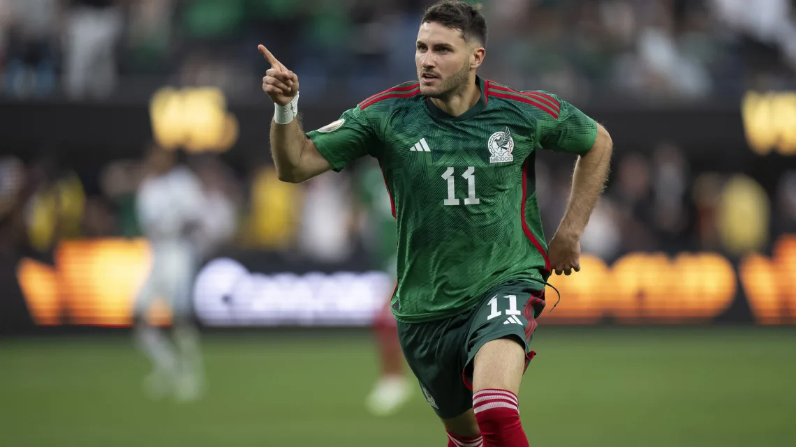 “Santiago Giménez: Brillando en Europa y Apuntando al Mundial”