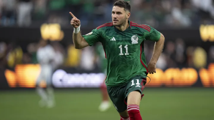  “Santiago Giménez: Brillando en Europa y Apuntando al Mundial”