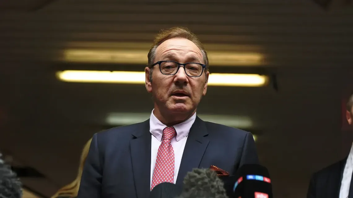 “Kevin Spacey Resurge como Frank Underwood y Critica a Netflix por Despedirlo”