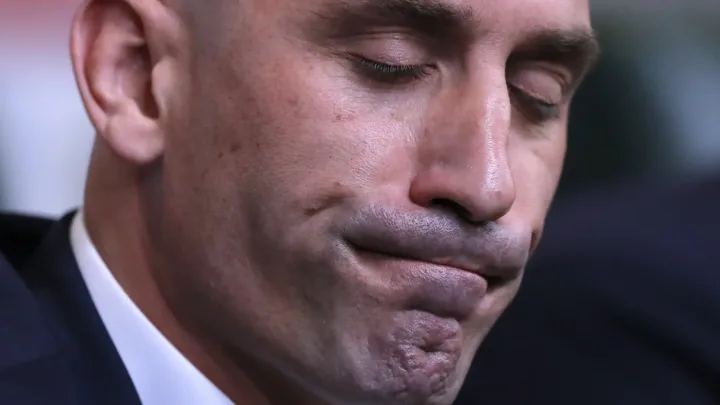  “Luis Rubiales enfrenta sanción por su conducta en la final del Mundial Femenino”