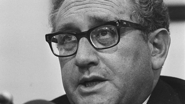 “Henry Kissinger: Figura Influyente y Polémica en la Historia de Estados Unidos”