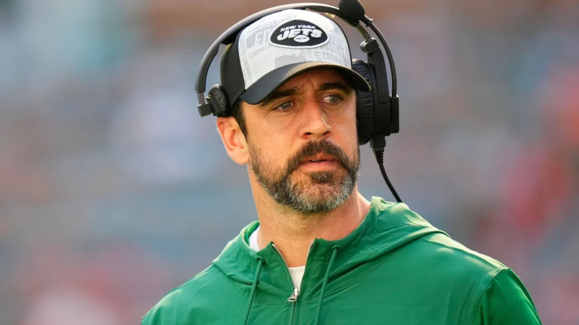 “La Incierta Vuelta de Rodgers: Un Juego de Esperanza y Lesiones”