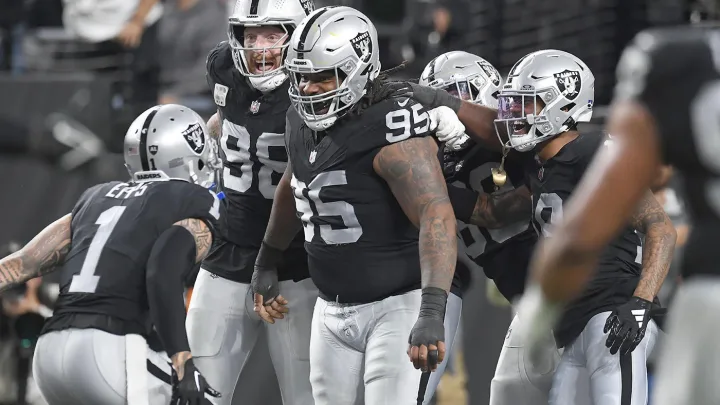 “Tormenta de Puntos en Las Vegas: Los Raiders Humillan a los Chargers con una Histórica Paliza”