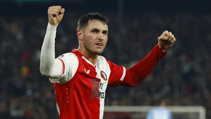 “Santiago Giménez Iguala la Marca de Goles de ‘Chucky’ Lozano en la Eredivisie”   