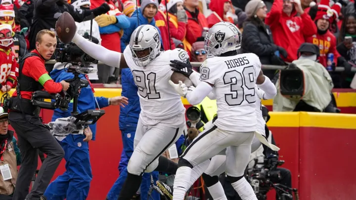 Las Vegas Raiders sorprenden a los Kansas City Chiefs y se mantienen en la lucha por los playoffs
