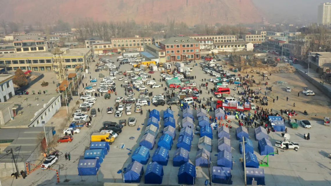 “Tragedia en China: Sobrevivientes del Terremoto Afrontan el Frío y el Dolor”